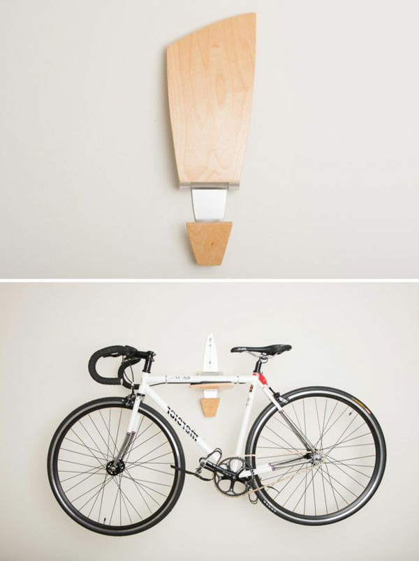 titular de la bicicleta con-gran diseño de la madera