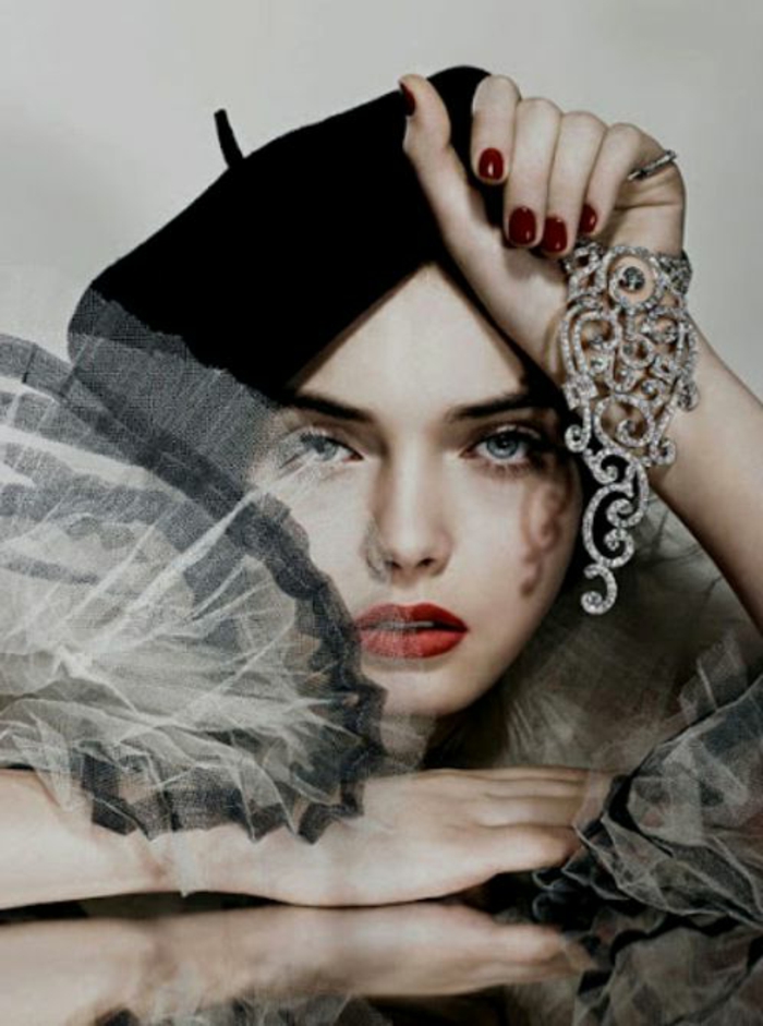 الأزياء صور الزي الأنيق تول المجوهرات Zyrkonia الأحمر أحمر الشفاه وطلاء الأظافر قبعة سوداء