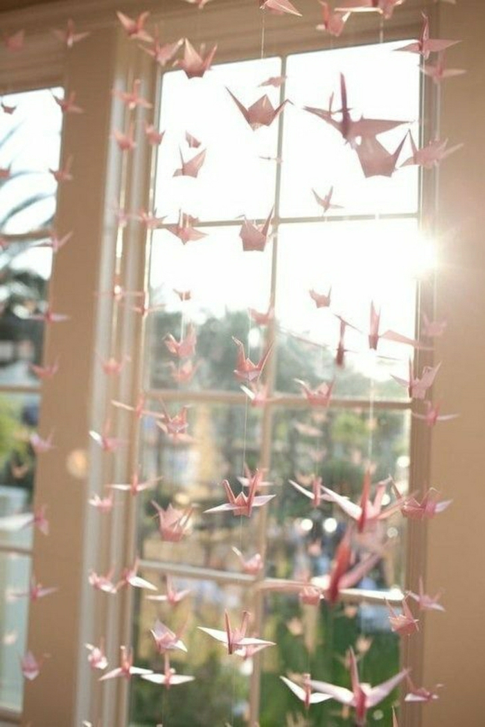 Decoración de la ventana color de rosa-grúas del origami