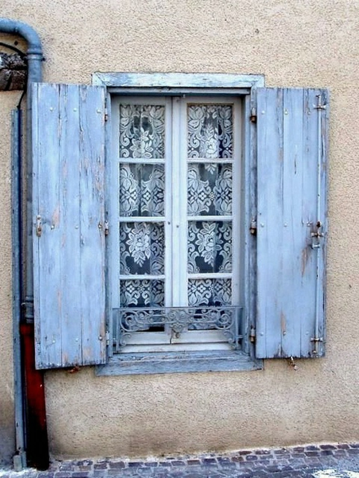 Prozor lijepe zavjese trgovinama blijedo-plave boje