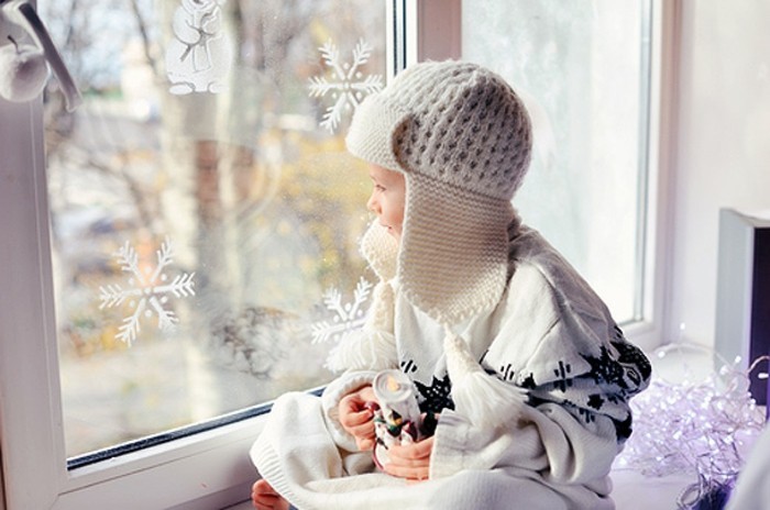 παράθυρο φωτογραφίες-to-Χριστούγεννα-μικρά-παιδιά-συναρπάζουν