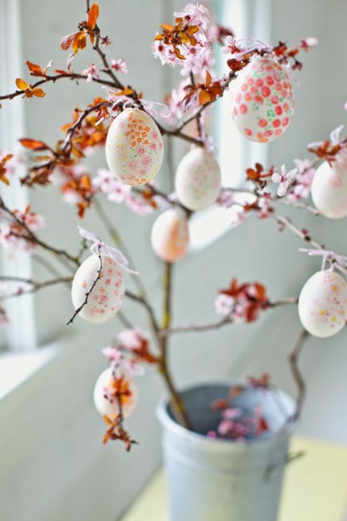 Decoración de ventana de Pascua con rama y huevos coloridos