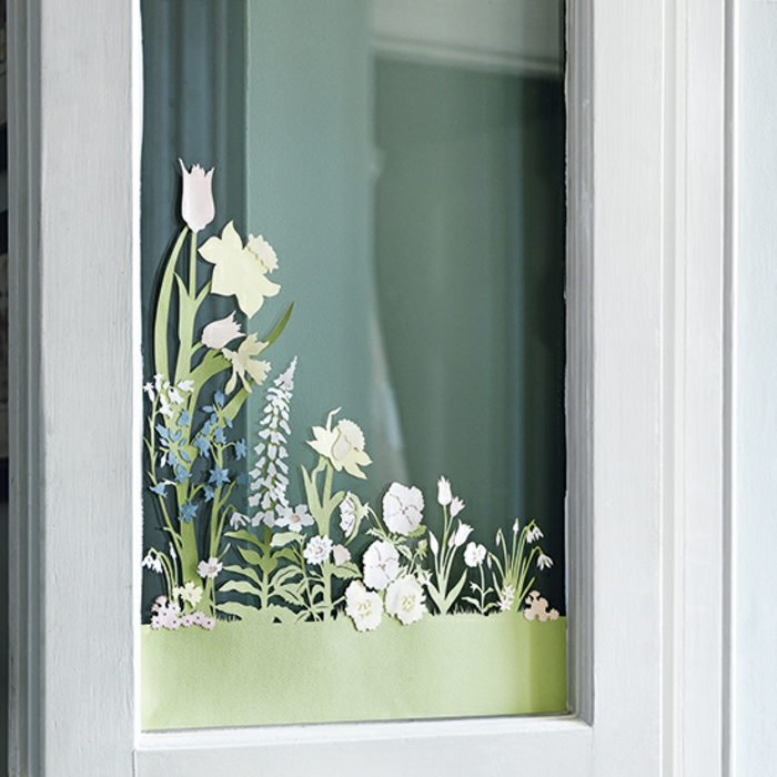 Bricoleur en décoration de fenêtre en papier de construction Pâques