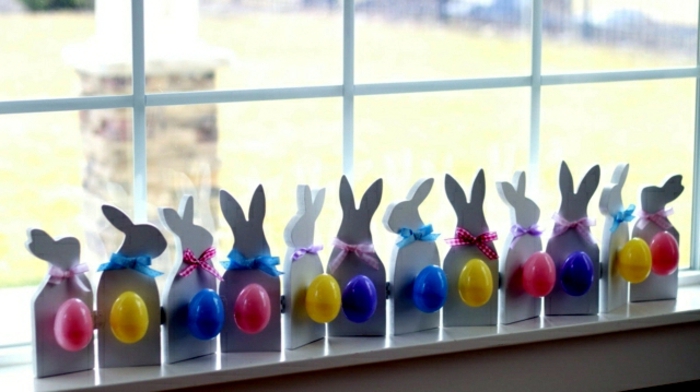 Garland hecho de Easter Bunny Crafted with Easter Eggs
