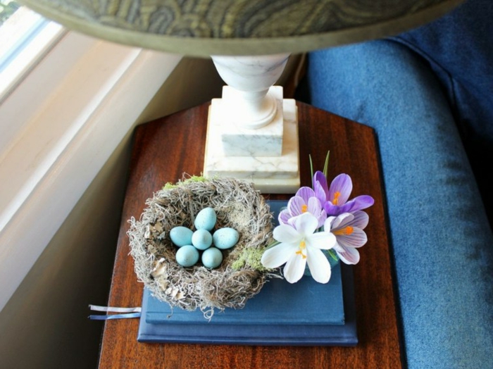 Decoración de ventana Pascua con huevos y flores