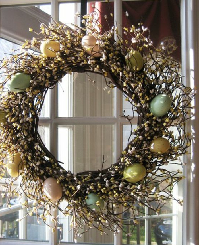 Великденски венец дрънкалка с великденски яйца озарява прозореца украса Великден