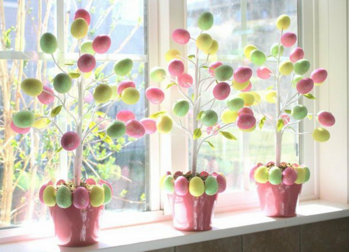 Les pots de fleurs des oeufs de Pâques font de jolies couleurs