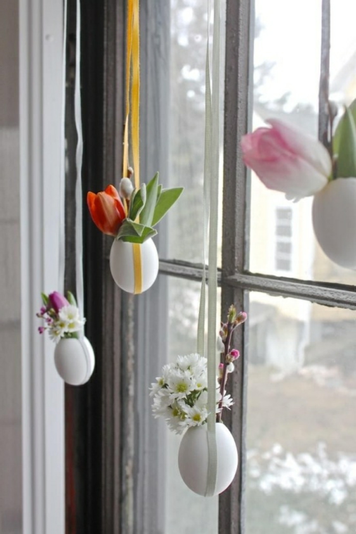 Вази правят декорации на прозорец за Великден от свежи цветя