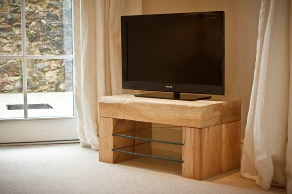 TV asztal-of-fa egyszerű kialakítás a nappaliban