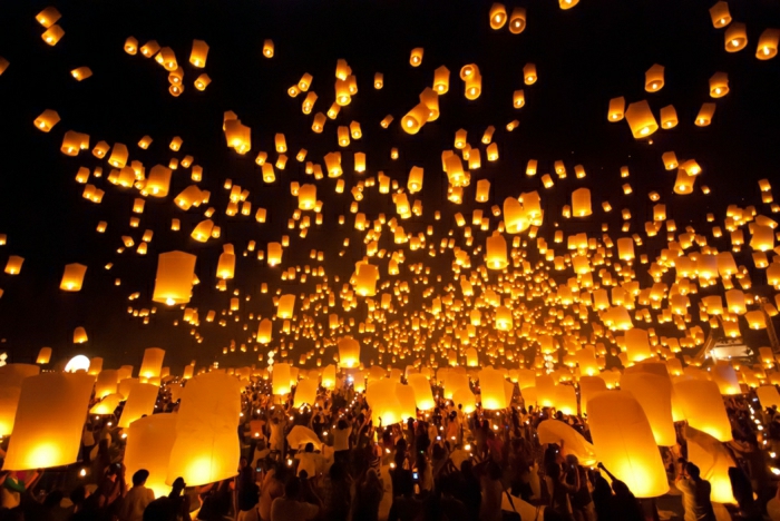 Festival-Thaiföld-sok ember repülő lámpások ég
