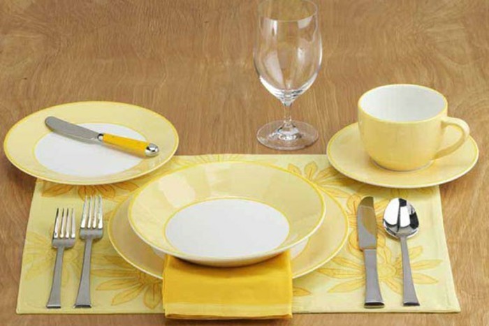Празнична маса в жълт цвят
