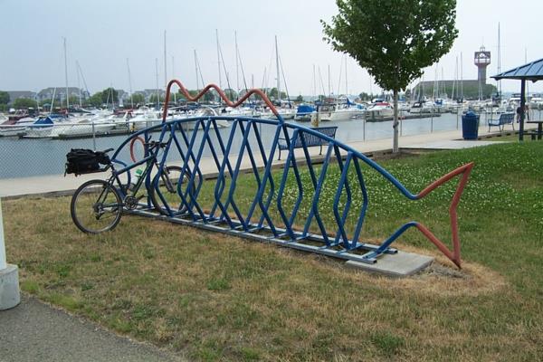 Stajalište bicikla u obliku ribe u plavom