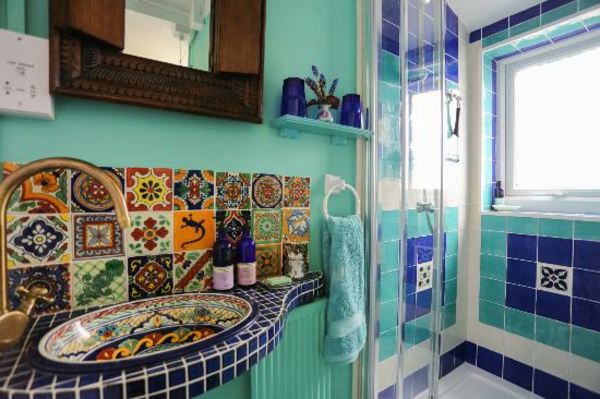 البلاط مع تصميم المغربي في الحمام