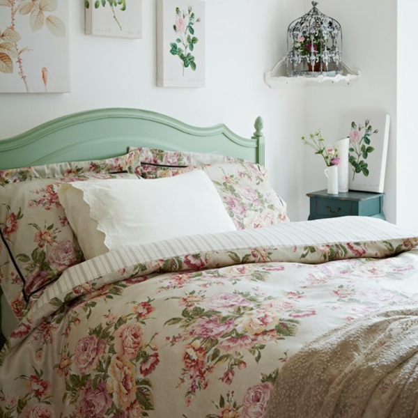 maalaistyylinen makuuhuone - kolme kaunista kuvaa sängyn yli