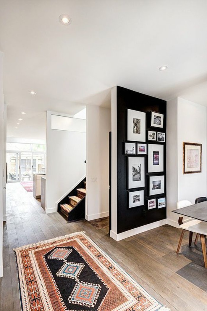 Photo fal-fekete-as-kiemelő-vinil padló és szőnyeg-in-folyosón