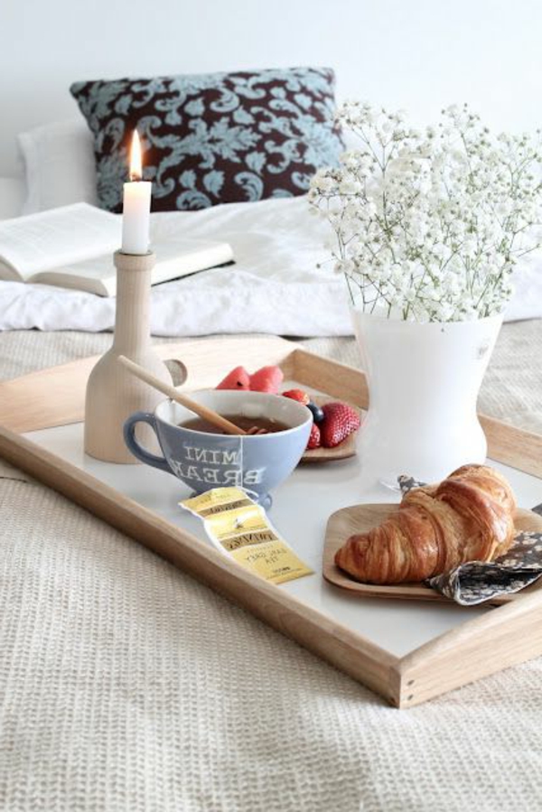 idea de la bandeja-práctico desayuno en la cama de madera