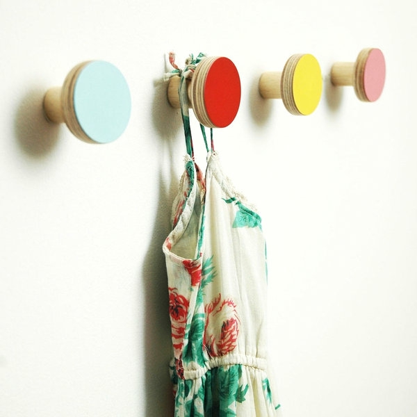 Garderobenhaken-fa különböző színekben