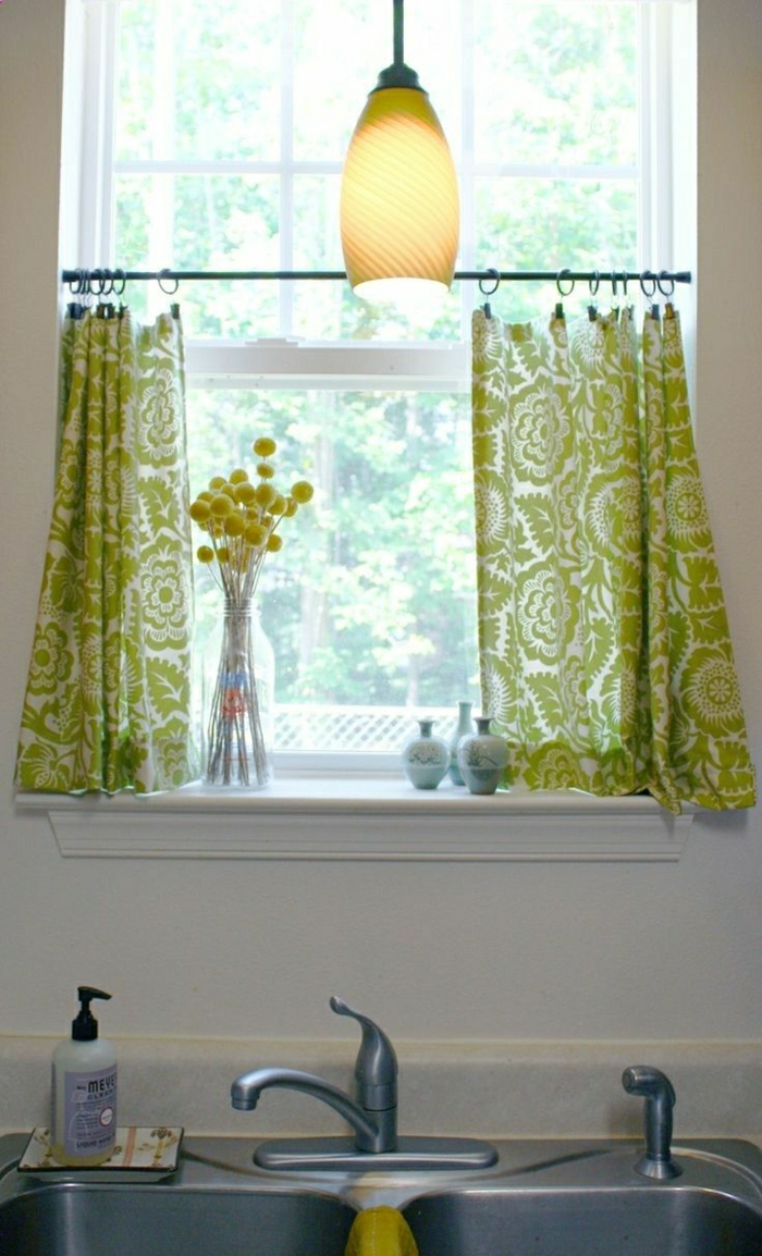 Завеси-за-малък прозорец-зелена лампа-мивка