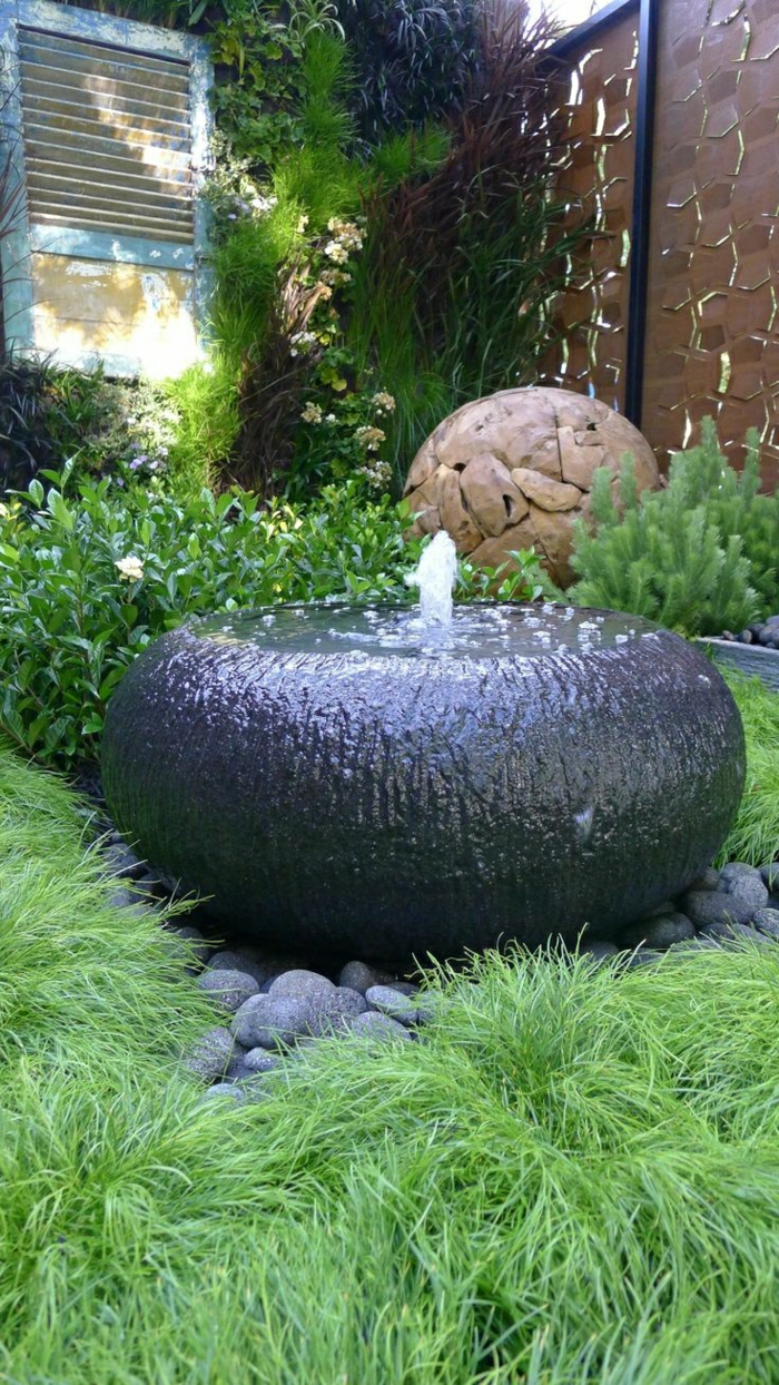 Двор с градина, фонтан трева декоративни камъни