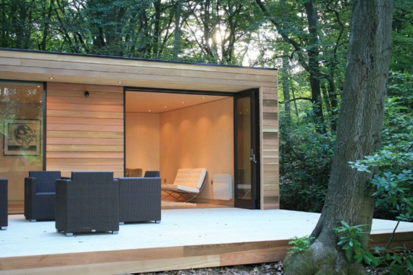 Vrt kuće Studio s drvenim vrtnim namještajem