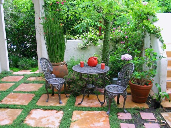 Κήπος της Μεσογείου Πράσινο Stphle τραπέζι σφυρήλατο σίδερο γλάστρες και φλιτζάνι κόκκινο-ποτ