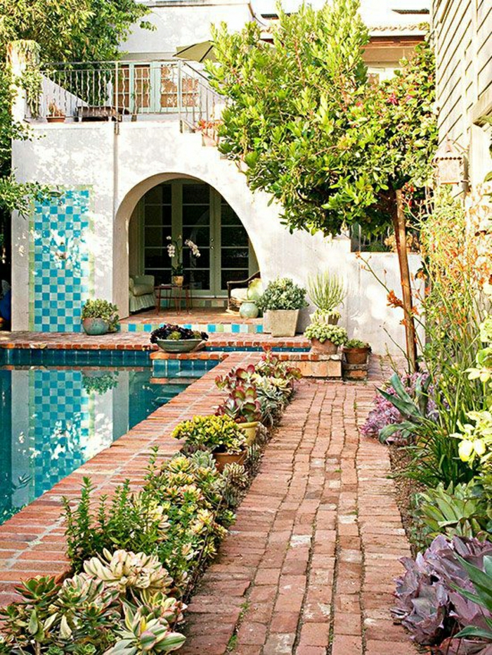 Градина в средиземноморски стил тюркоазени плочки плувен басейн стълби за цветя