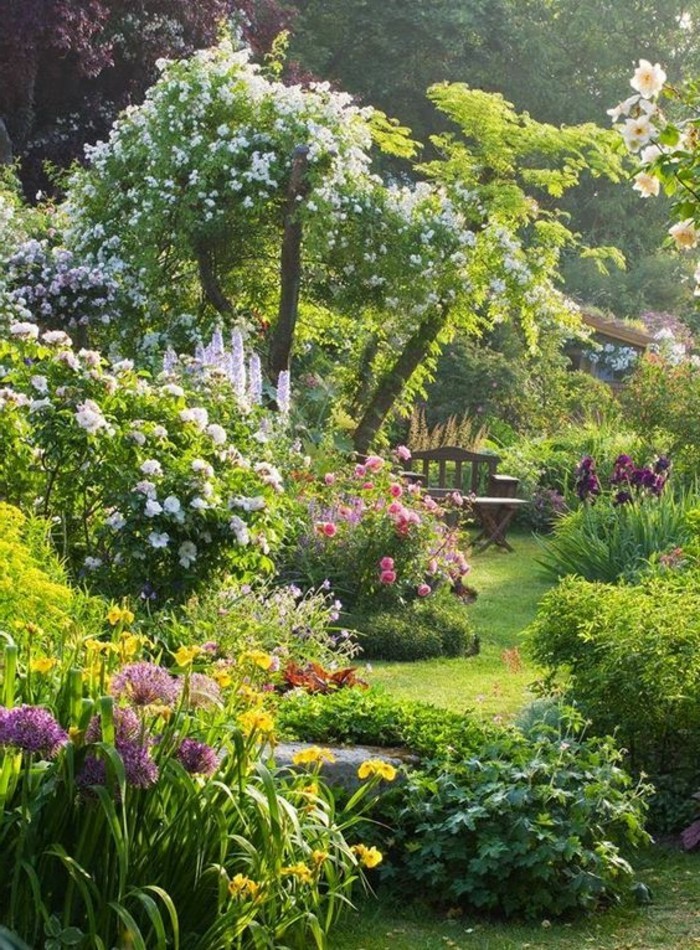 Garden-пълен с цветя дървена пейка