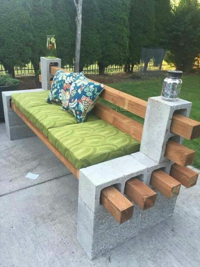 Градинска пейка с-елегантен дизайн и възглавници
