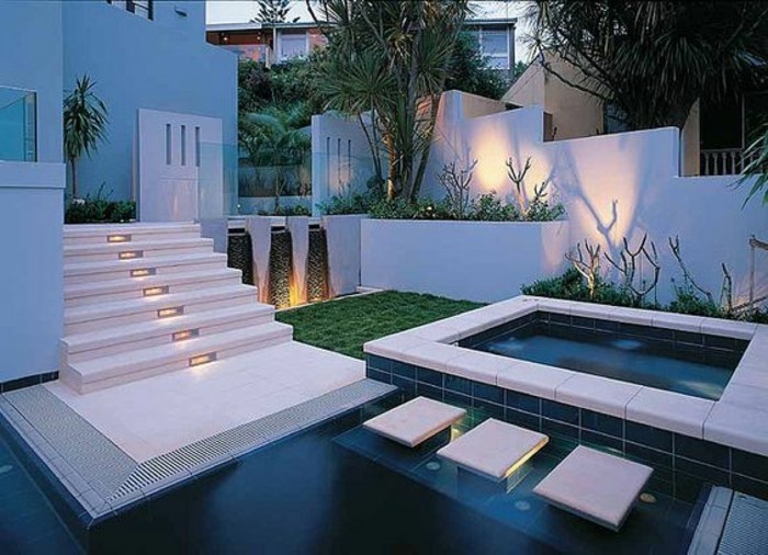 Κήπος σχεδιασμού σύγχρονη με πισίνα-και-πίσω φωτισμού