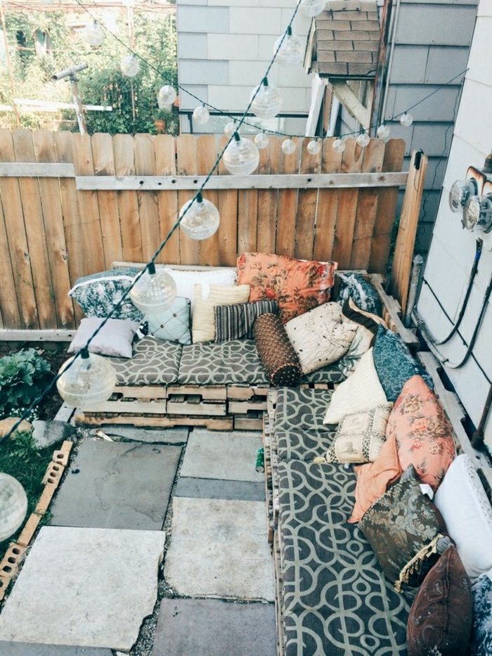 Kerti bútorok kerttervezés kanapé raklapüzemektől Párna lóg fények kerítés