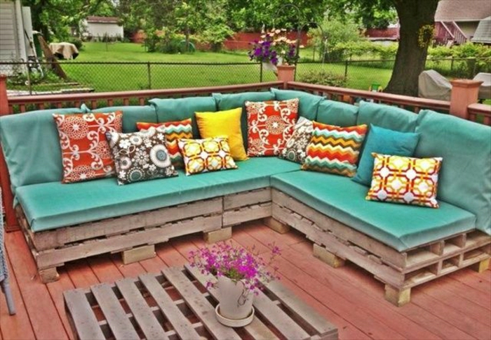 Kerti bútor raklap kanapé türkiz színű színes párna dohányzóasztal virágcserép