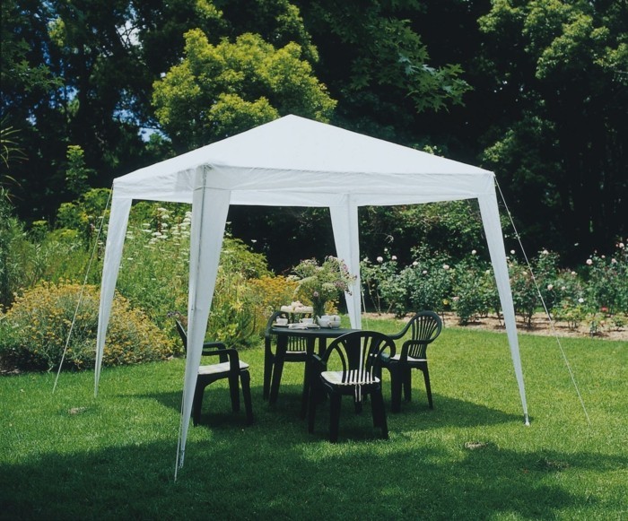 Градински шатри-с-зелени столове-и-маса