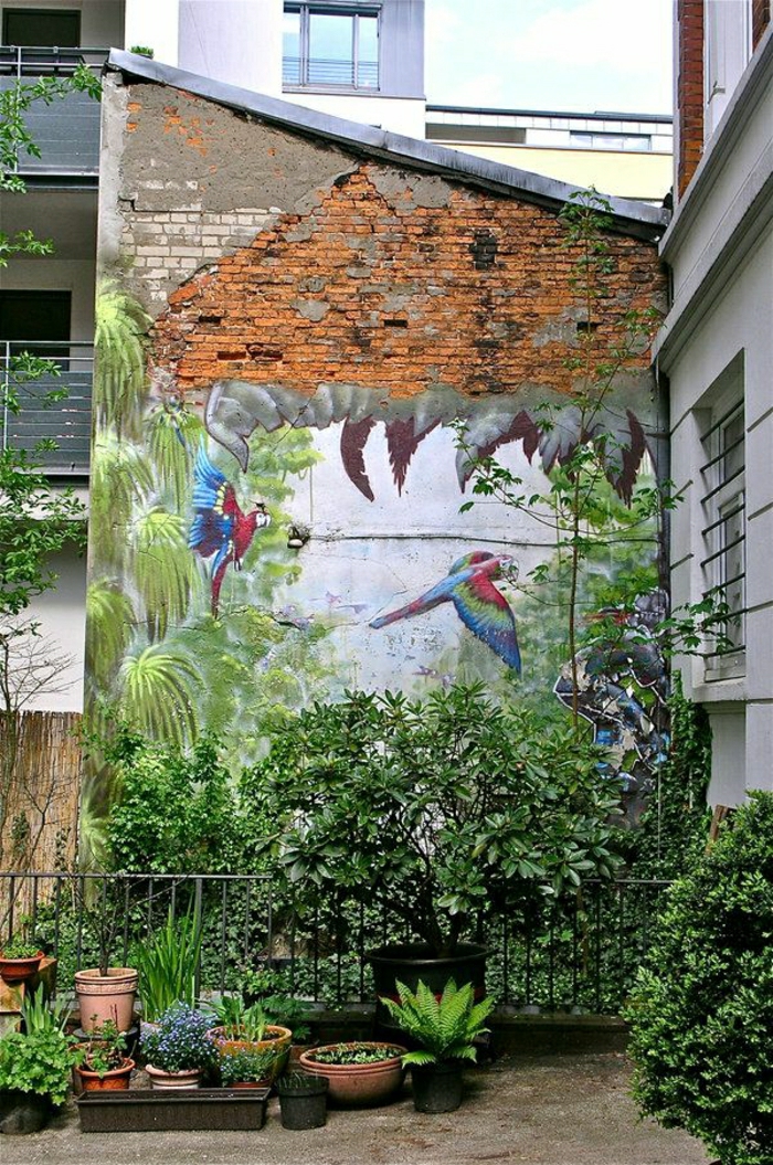Сграда тухлена стена графити снимки растения Palm папагали екзотични