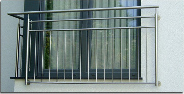 Garde-corps par un balcon en acier inoxydable