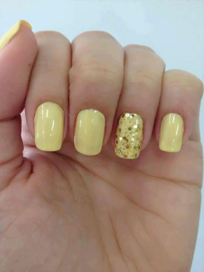 ongles jaune brillant gel décoration