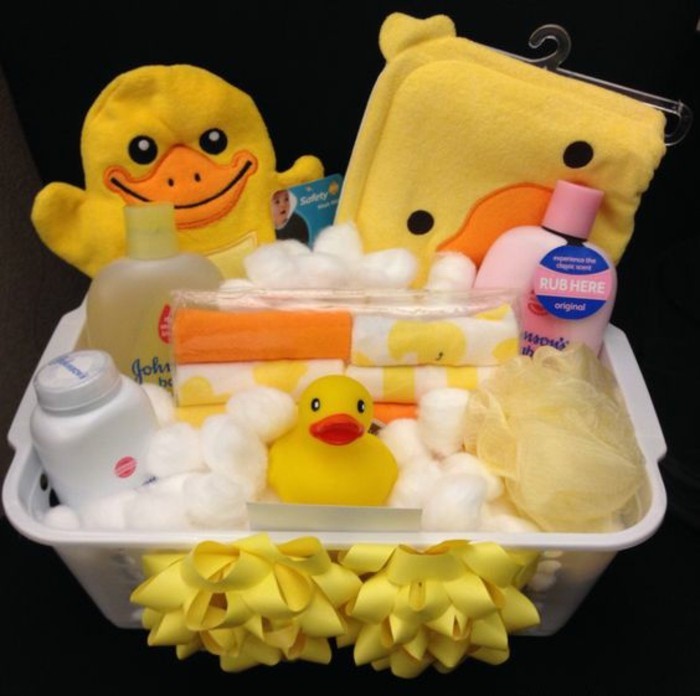Подарък кошница с бебешки аксесоари-за Baby Shower