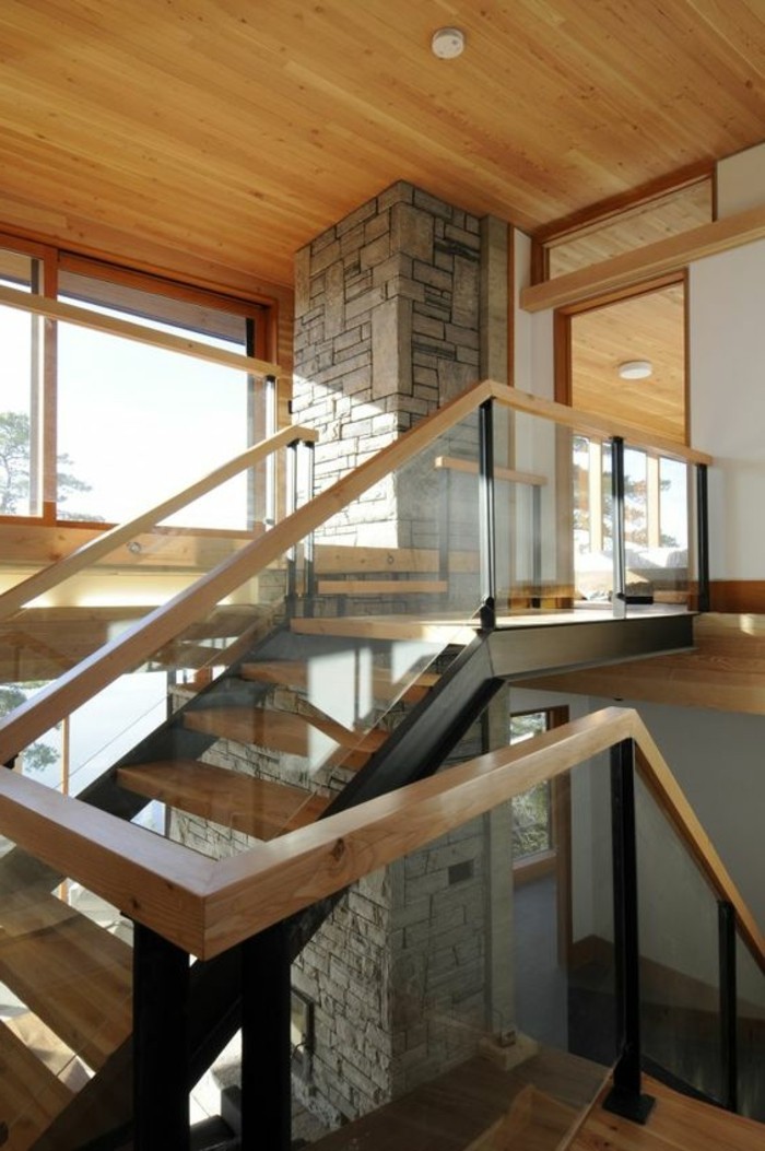 Vidrio pasamanos de la escalera de madera de techo y piedra