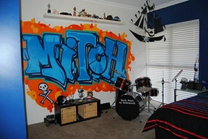 Graffiti szobában kék betűkkel