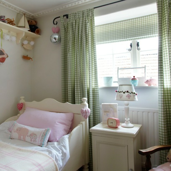 spavaća soba u prizemlju - zelene zavjese pored kreveta za jednu osobu