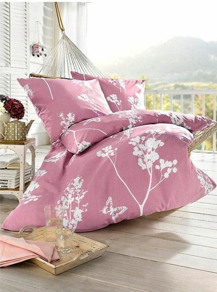 Viseća-za-balkon-i-roza posteljina krevet