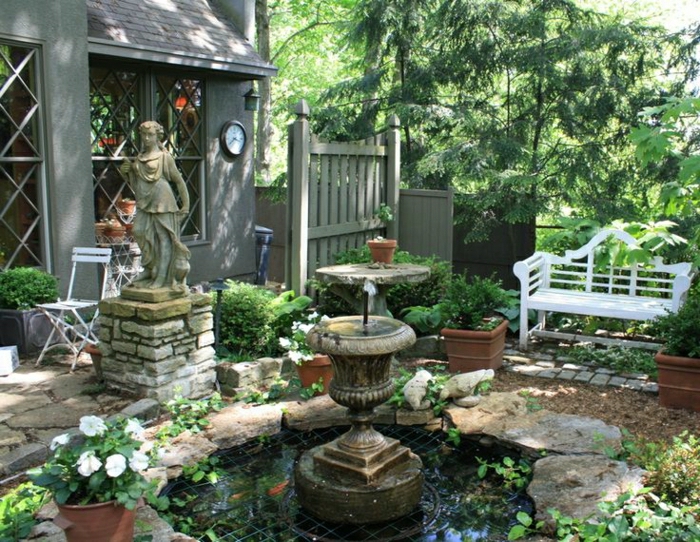 Къща в задния двор статуя стенен часовник градина фонтан
