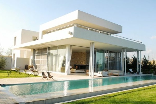 Veliki luksuzni bazen i stakleni zidovi za originalni kućni model u bijeloj boji