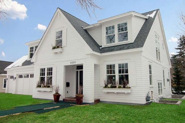 Sivi krov i zelene površine za moderan dizajn bijele kuće