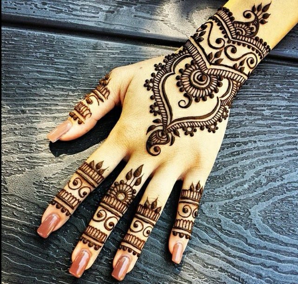 Henna Tattoo Модела ръка кафяв лак за нокти дърво