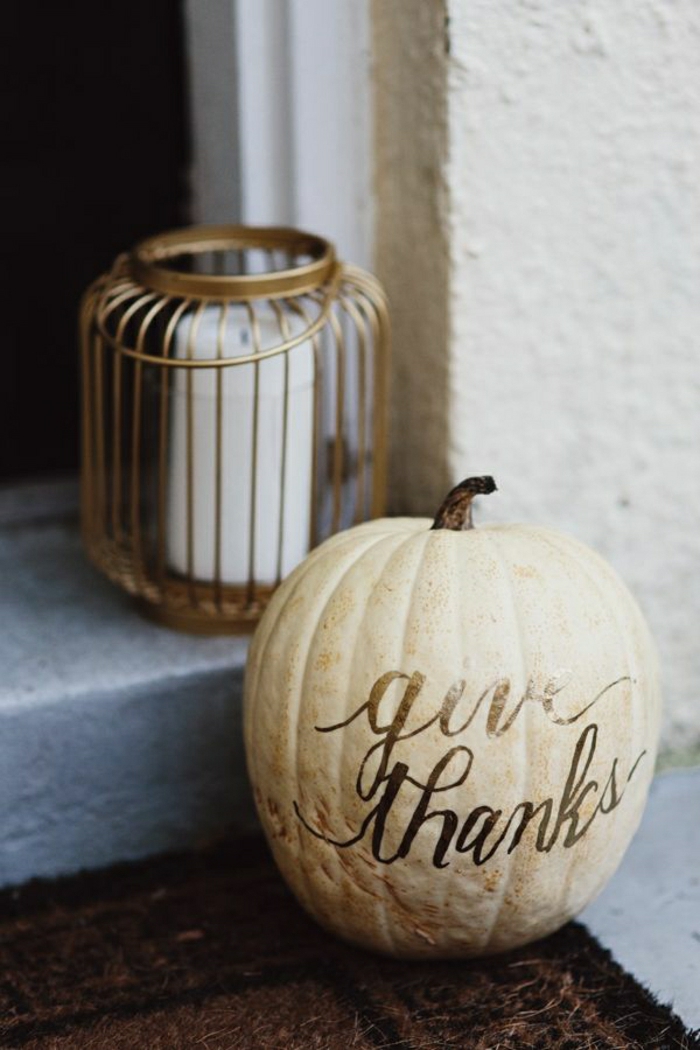 Decoración de la calabaza de otoño de color beige-marcado con oro-pintado a mano