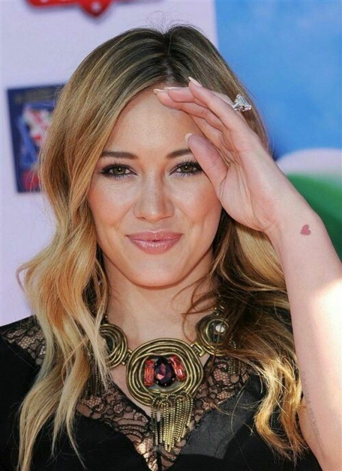 Hilary Duff Pieni Tatuointi punainen sydän Tattoo