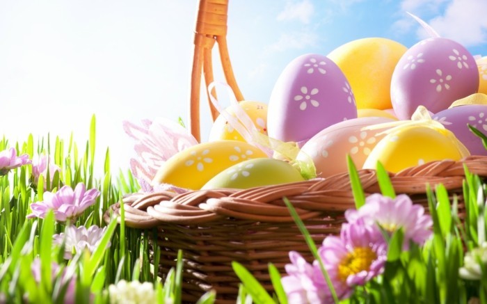 Fondos de Pascua con huevos en bolsa-en-un-prado