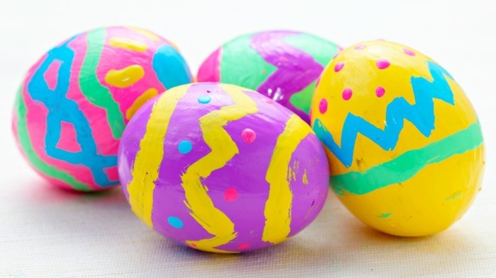 Fondos de Pascua con-de-niños-huevos pintados