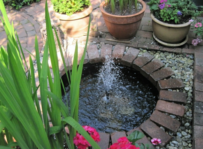 Backyard малък градински фонтан цветя декоративни камъни
