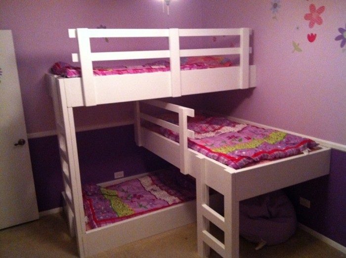 سرير بطابقين مقابل من قبل ثلاثة شقيقة الفتاة